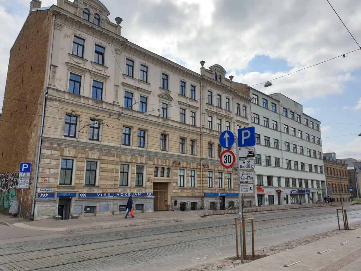 Low Ceiling Apartment Riga Bagian luar foto